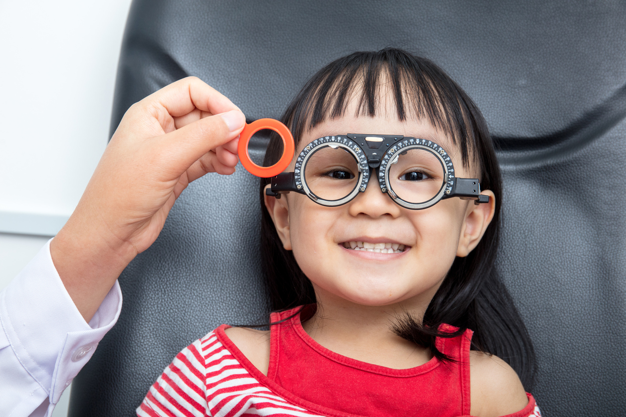 ¿Cómo prevenir que la miopía de mi hijo progrese?
